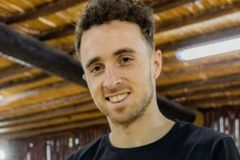 Fãs se reúnem para orar após morte de Diogo Jota e 54 pessoas aceitam Jesus