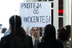 Justiça suspende lei que previa cartazes contra o aborto em unidades de saúde no RJ