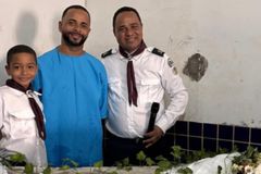 Pedreiro é batizado em tanque batismal que construiu na BA: \"Deus trabalhou em mim\"