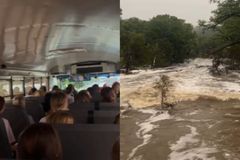 Meninas resgatadas de enchente louvam em ônibus nos EUA: \"O Senhor veio até mim\"