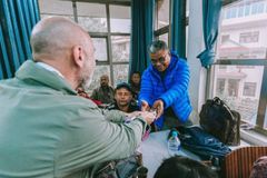 Proibidos de evangelizar, cristãos pregam o Evangelho em segredo com Bíblias em áudio