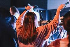 Jovens britânicos estão cada vez mais abertos a Jesus, diz pesquisa