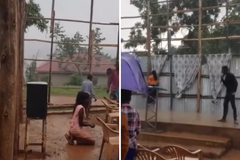 Sob chuva intensa, cristãos adoram a Deus em igreja sem paredes e sem teto em Uganda
