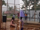 Sob chuva intensa, cristãos adoram a Deus em igreja sem paredes e sem teto em Uganda