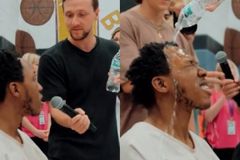 Presidiário com doença de pele é batizado com garrafa de água: \"Implorou para se batizar\"