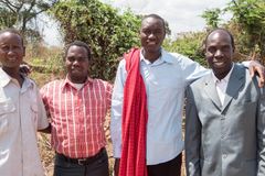 Feiticeiro se converte e queima seus amuletos após ver filme sobre Jesus