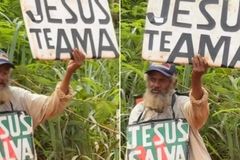 Idoso sem-teto prega a motoristas na beira da estrada: \"Jesus te ama\"