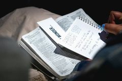 Câmara de Divinópolis aprova uso da Bíblia como material paradidático em escolas