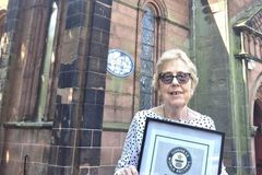 Professora de escola dominical é homenageada na Inglaterra por quase 74 anos de ensino