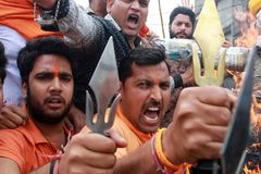 Feiticeiros ameaçam cortar cordas vocais de pastor para impedi-lo de pregar, na Índia