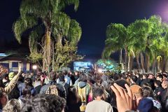 Impedidos de fazer culto na UFRGS, jovens cristãos pregam na rua e levam vidas a Jesus