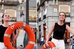 Evangelista prega com boia nas ruas da Espanha: \"Jesus é seu salva-vidas\"