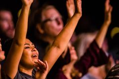 Jovens são mais engajados em sua fé do que outras gerações, diz pesquisa