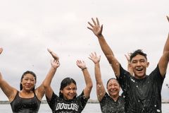 Igreja batiza 2.100 pessoas em praia na Califórnia: \"Sinal de avivamento\"