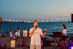 250 jovens ouvem o Evangelho em praia na Espanha: \"Há um grande interesse por Deus\"