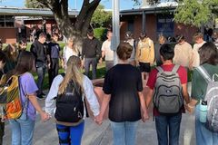 Mais de 200 jovens se reúnem semanalmente para pregar em escola nos EUA