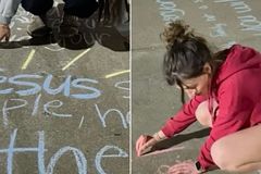 Estudantes espalham versículos por universidade nos EUA: \"A Bíblia é a resposta\"