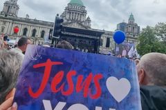 Milhares de cristãos marcham para Jesus na capital da Irlanda do Norte