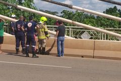 Policiais oram e impedem mulher de cometer suicídio em ponte de Rio Branco