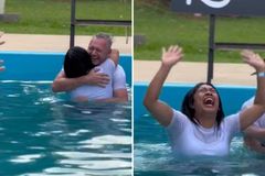 Mulher que orou por anos pela salvação do marido cético é batizada com ele
