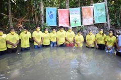 Família inteira é batizada após primeira igreja ser plantada em comunidade do Pará