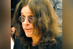 Pastor diz que evangelizou e deu Bíblia a Ozzy Osbourne antes da lenda do rock falecer