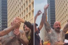 Homem é batizado em piscina improvisada em carro em Chicago: \"Dias de avivamento\"