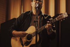 Fred Arrais lança \"Que o Nosso Som Acenda a Luz\", faixa de estreia do projeto \"Live in SP\"
