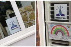 Entregador ora pela primeira vez com moradora, após ver cartaz sobre oração em janela