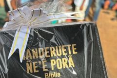 Brasileiros levam 85 Bíblias em guarani para indígenas no Paraguai