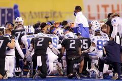 Times rivais se unem para momento de oração após partida de futebol americano