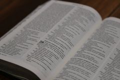 Homem morre após fumar cigarro com página de Bíblia em MG