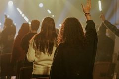 Estudo: Geração Z e Millennials superam as gerações mais velhas na frequência à igreja