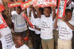 Crianças ficam sem reação ao segurar brinquedo pela primeira vez, na África