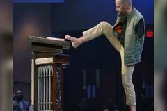 Nascido sem braços, homem inspira cristãos a cumprir o ide: \"Levo o Evangelho ao mundo\"