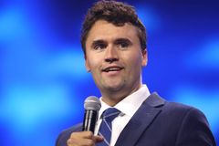 Morre Charlie Kirk, líder conservador evangélico, após sofrer atentado nos EUA
