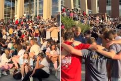 Centenas de estudantes oram por família de Charlie Kirk em universidade nos EUA