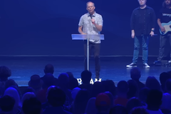 ‘De volta a Cristo’: Assassinato de Charlie Kirk leva milhares de pessoas às igrejas