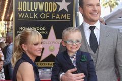 Ator cristão recebe homenagem e honra sua família: \"Deus nos presenteia com pessoas\"