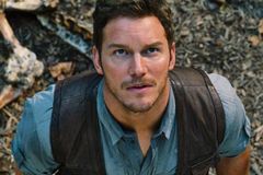 Ator cristão é criticado nas redes sociais após oferecer orações por colega