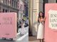 Estilista evangeliza com Bíblia gigante na Fashion Week em Nova York: \"Jesus te ama\"
