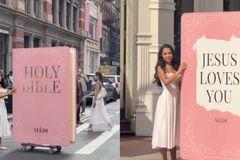 Estilista evangeliza com Bíblia gigante na Fashion Week em Nova York: \"Jesus te ama\"