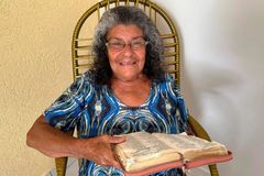 Idosa aprende a ler a Bíblia sozinha e se torna evangelista: \"A sabedoria vem de Deus\"