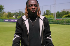Jogador do Manchester City é batizado após partida: \"Jesus salvou a minha vida\"