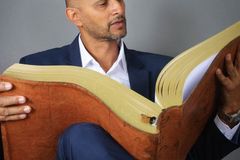 Brasileiro entra para o livro dos recordes nacional ao escrever a Bíblia inteira à mão