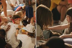 Crianças são tocadas por Deus e oram umas pelas outras em acampamento de férias