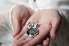 Quando temos cuidado com as pessoas, restauramos porcelanas e cristais