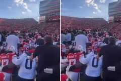 Times oponentes oram juntos após jogo de futebol americano: \"A glória é de Jesus\"