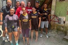 Missionários americanos evangelizam em favela em SP e levam viciada a Jesus