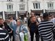 Evangelista leva tapa no rosto enquanto pregava sobre arrependimento na Inglaterra